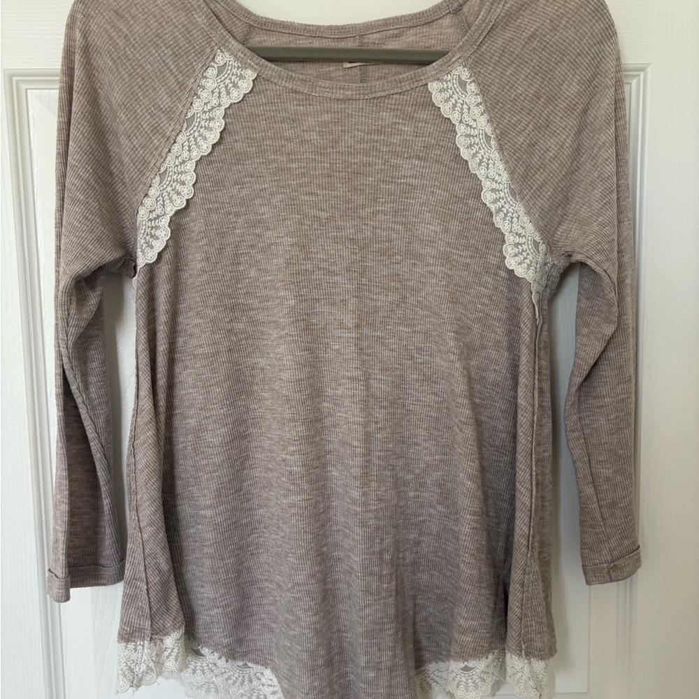 Hollister Cream and Tan 3/4th Sleeve Blouse with Lace